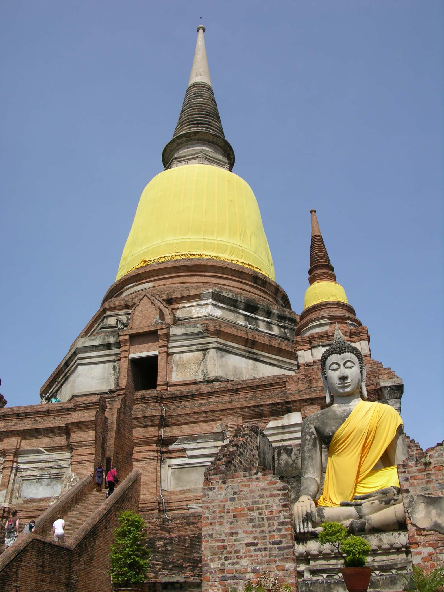 Bangkok 05 04 Ayutthaya Wat Yai Chai Mongkol Great Chedi The great chedi at Wat Yai Chai Mongkol in Ayutthaya was built in 1592 to celebrate King Naresuan�s single-handed defeat of the then Burmese Crown Prince after an elephant back duel.